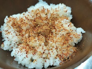 振りかけるキムチ